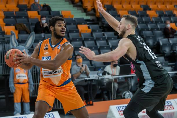 同样站着一 同样站着一